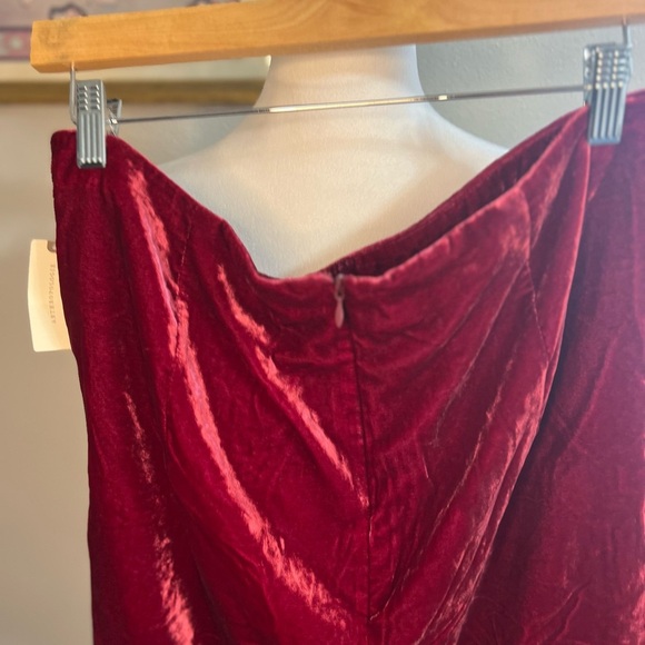 By ANTHROPOLOGIE Connie Crushed Red Velvet Mini Skirt Ruched Side Slit
NWT 16 - Picture 12 of 13